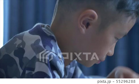 自分の部屋で寝てる小学生 男の子の動画素材