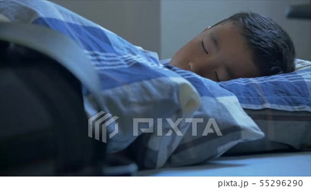 自分の部屋で寝てる小学生 男の子の動画素材