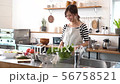 キッチンの女性 56758521