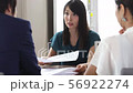 ミーテイングしている男女 56922274
