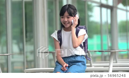 小学生 女の子 スマートフォン ランドセル 学校イメージの動画素材 [56965248]