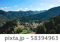 ドローンで空撮した美しい山々と農村部 上昇 58394963