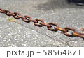 揺れる錆びたチェーン 58564871
