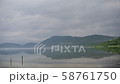 美しい山の中で、日本一の水深を誇る田沢湖の朝 58761750