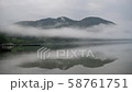 美しい山の中で、日本一の水深を誇る田沢湖の朝 58761751