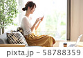 リラックス　カジュアル　女性　日本人 58788359