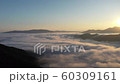 無人機在日出時的雲海鳥瞰圖 60309161