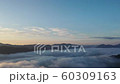 無人機在日出時的雲海鳥瞰圖 60309163