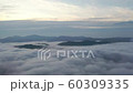 無人機在日出時的雲海鳥瞰圖 60309335