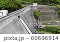 ダムの堰堤を垂直方向にパン ダムの堰堤を垂直方向にパン 60696914