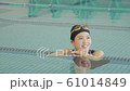女性　フィットネス水着　水着　選手　スポーツジム　プール　ジム　スイミングスクールの動画素材 [61014849]