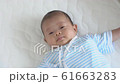 ベビーベッドに寝る赤ちゃん 61663283
