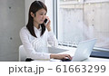 オフィスで電話をかける女性 61663299