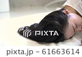 ベッドで眠る女性 61663614