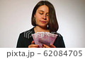 Housewife counts bills 500 euros by hand. 62084705