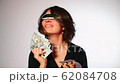 Girl housewife won the money in the lottery. 62084708