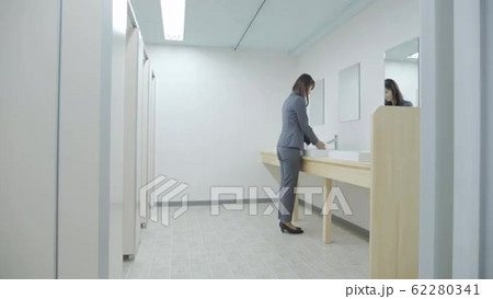 女性　トイレ　ビジネスウーマンの動画素材