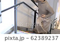 階段を上る妊婦　つわりに苦しむ姿の動画素材