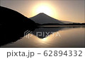 春の田貫湖からのダイヤモンド富士 62894332