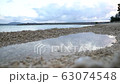 沖縄の砂浜に水たまり 63074548