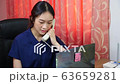 Woman talking on the phone with a customer, with the face feeling dissatisfied 63659281