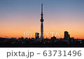 東京タイムラプス 東京スカイツリー 日没から夜景　ズームアウト 63731496