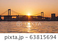 東京タイムラプス レインボーブリッジ 日没から夜景 ズームアウト 63815694