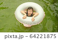 プールで遊ぶ女の子 64221875