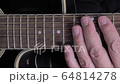 フォークギター演奏 64814278