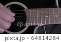 フォークギター演奏 64814284