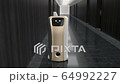 等候在酒店房間外面的接送機器人。無人值守交付概念 64992227