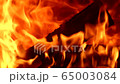 Stock video bright fire in a fireplace 65003084