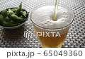 グラスに注ぐ生ビール 65049360