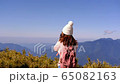 Young woman traveler taking a picture of beautiful landscape 65082163