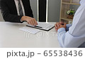 Business people are submitting contract documents and bribes to entrepreneurs for approval. 65538436