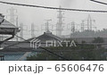 住宅街に降る強い雨と遠くに見える鉄塔 65606476