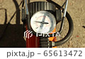 Turning on the pump attached to a car wheel 65613472