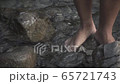 川に入る男性の足元 65721743