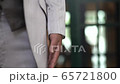 手を繋ぐ瞬間 65721800