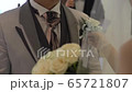 ブートニアを指してあげる新婦 65721807