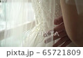 新婦の腰に手を回す新郎　手元アップ 65721809