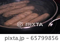 Boil the wiener sausage in a frying pan / prepare dinner / cook 65799856