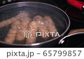 Boil the wiener sausage in a frying pan / prepare dinner / cook 65799857