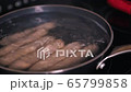 Boil the wiener sausage in a frying pan / prepare dinner / cook 65799858