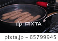 Boil the wiener sausage in a frying pan / prepare dinner / cook 65799945