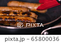 Baking wiener sausage in a frying pan / Preparing dinner / Cooking / Cooking 65800036