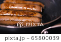 Baking wiener sausage in a frying pan / Preparing dinner / Cooking / Cooking 65800039