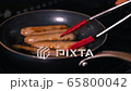 Baking wiener sausage in a frying pan / Preparing dinner / Cooking / Cooking 65800042