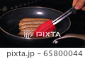 Baking wiener sausage in a frying pan / Preparing dinner / Cooking / Cooking 65800044