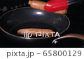 Baking wiener sausage in a frying pan / Preparing dinner / Cooking / Cooking 65800129